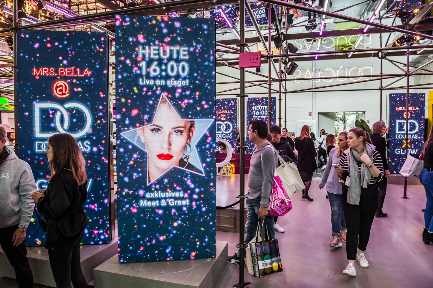 LED panels announcing a live meet and greet